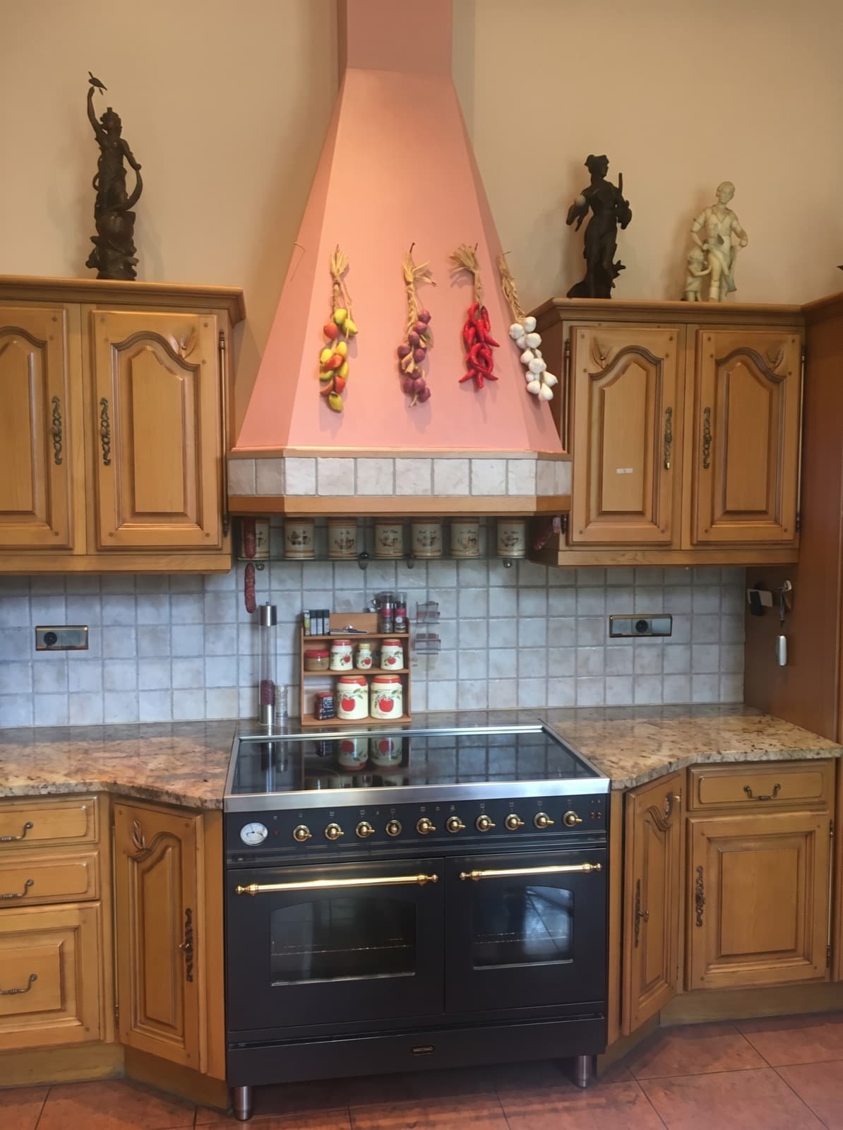 Cuisine du château d'Hourpes, hotte maçonnée, piano de cuisson et plans de travail en granit