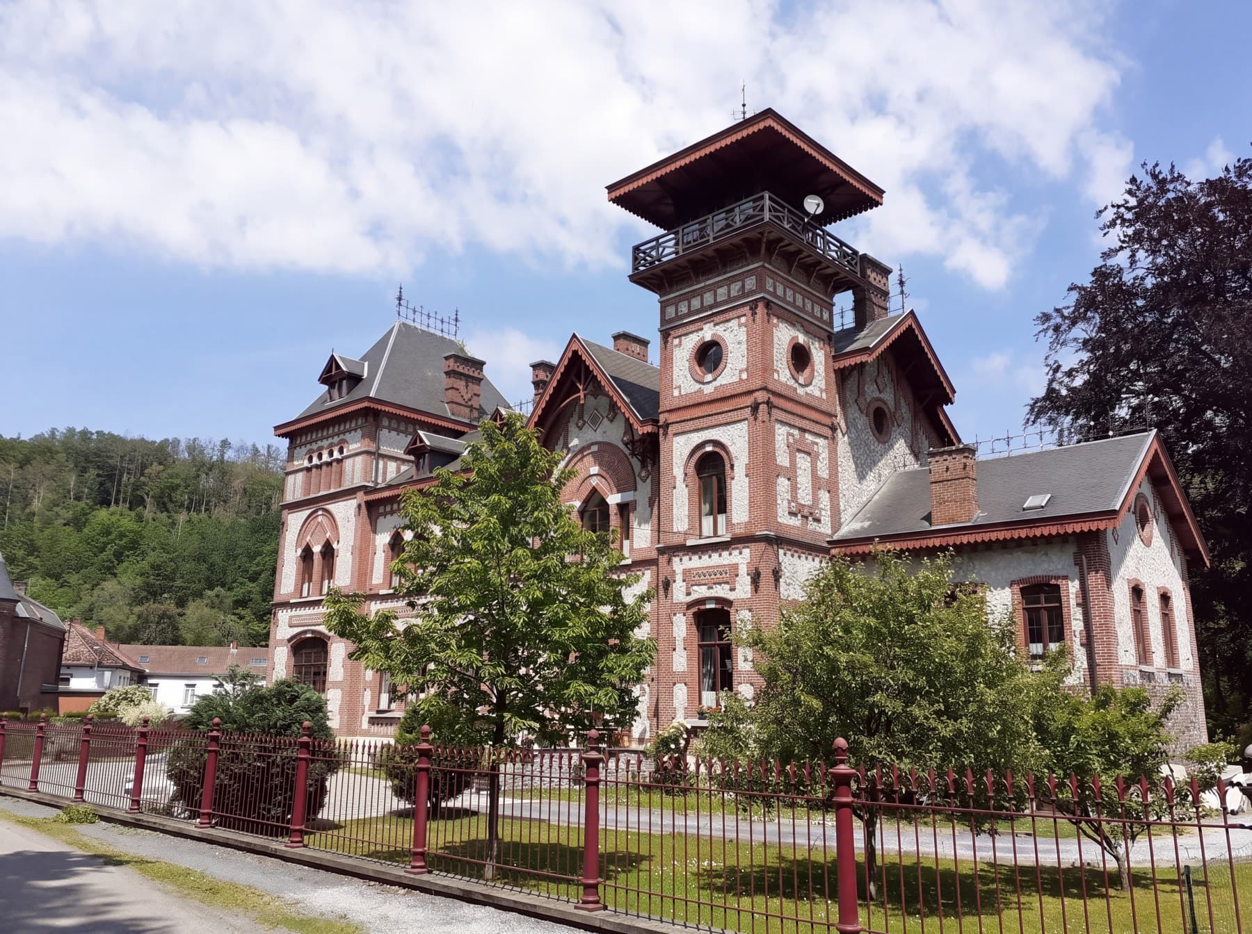 Façade du château d'Hourpes, brique et silex, tour belvédère et toitures en ardoises, rénové par CP Renove