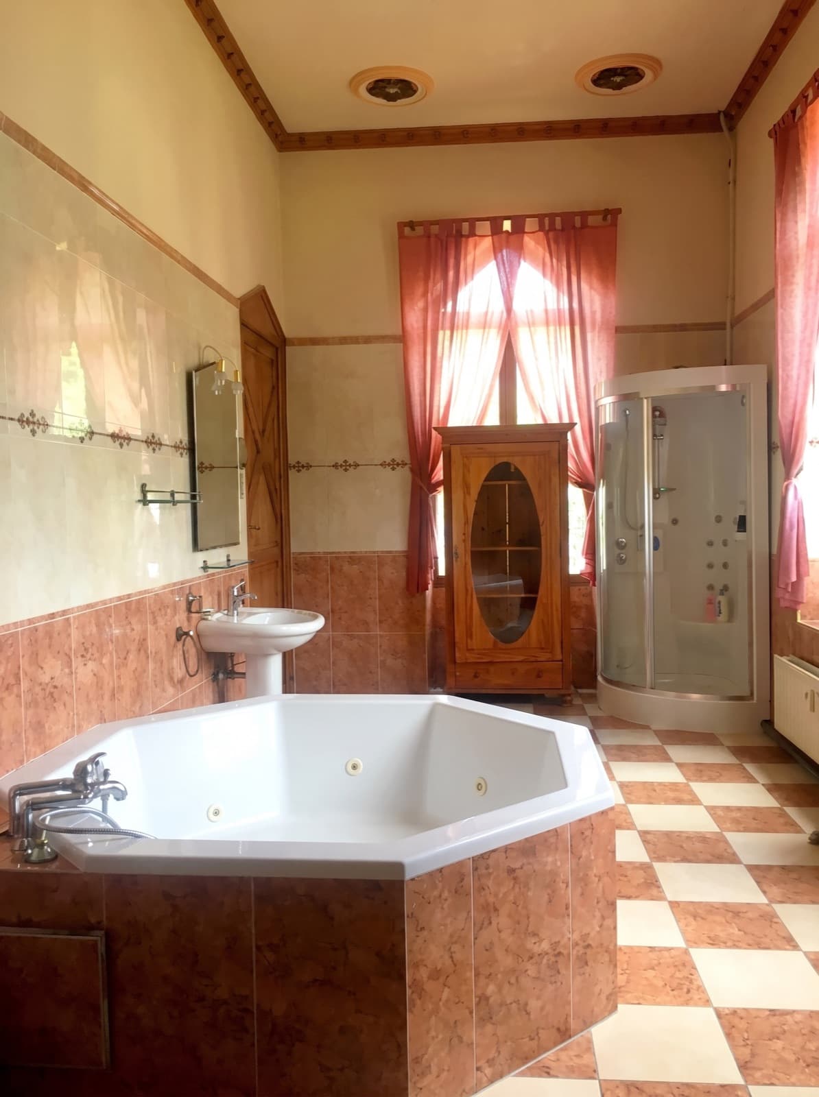 Salle de bain du château d'Hourpes, baignoire d'angle, cabine de douche et plafond mouluré