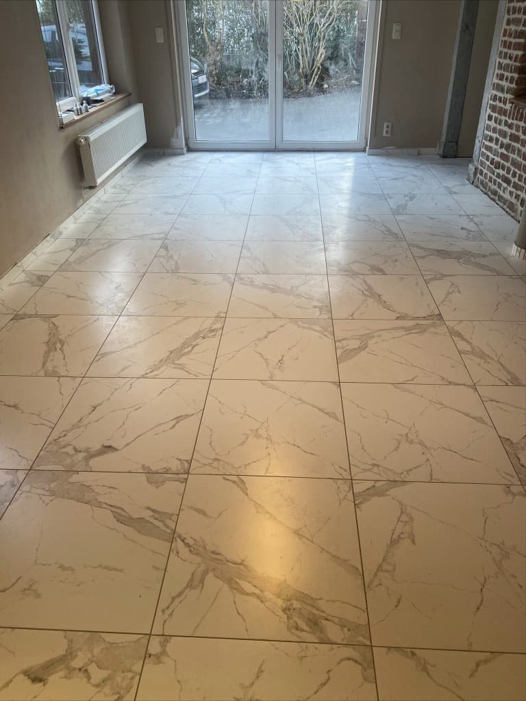 Carrelage en marbre posé par CP Renove après remplacement du plancher et chape neuve