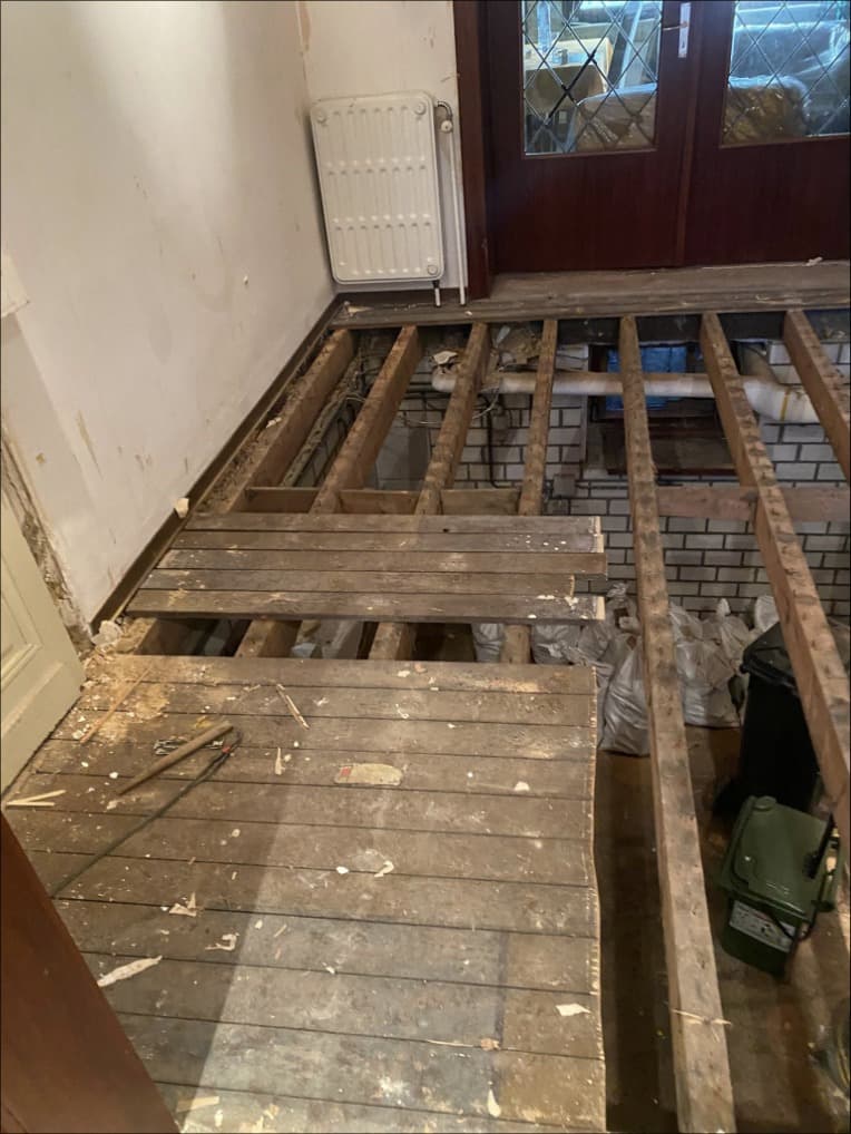 Ancien plancher bois en cours de dépose, gîtes apparentes