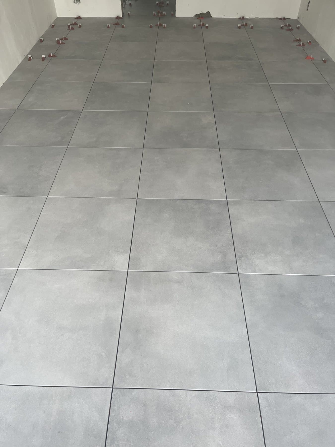 Carrelage grand format posé en diagonale
