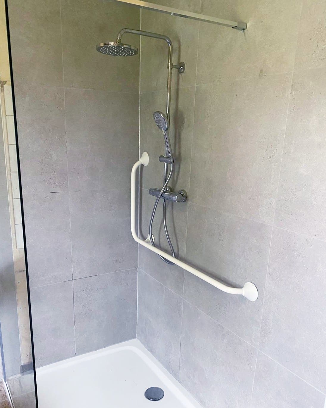 Douche PMR avec receveur extra-plat, barre d'appui coudée et paroi vitrée