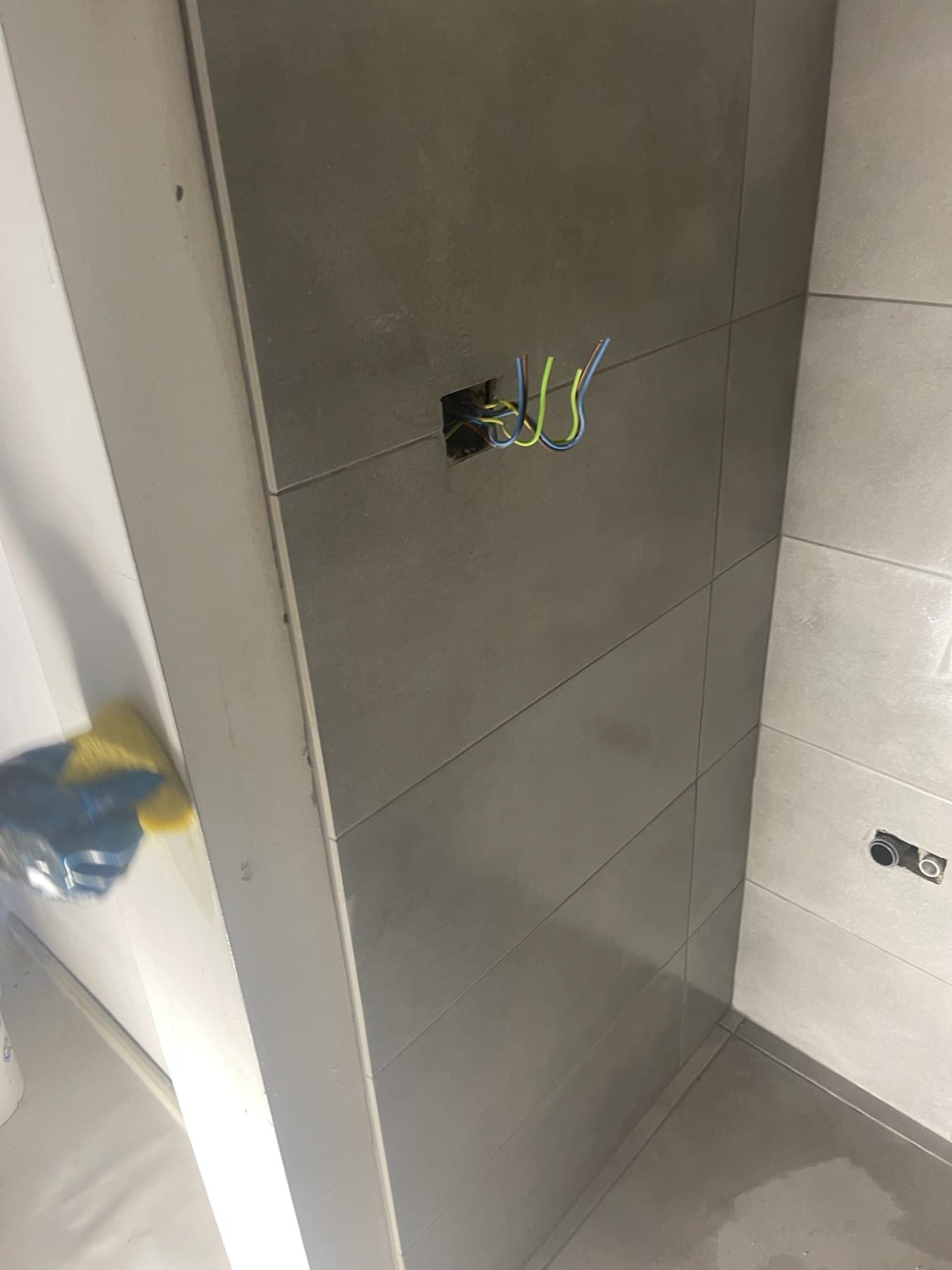 Salle de bain carrelée avec WC suspendu