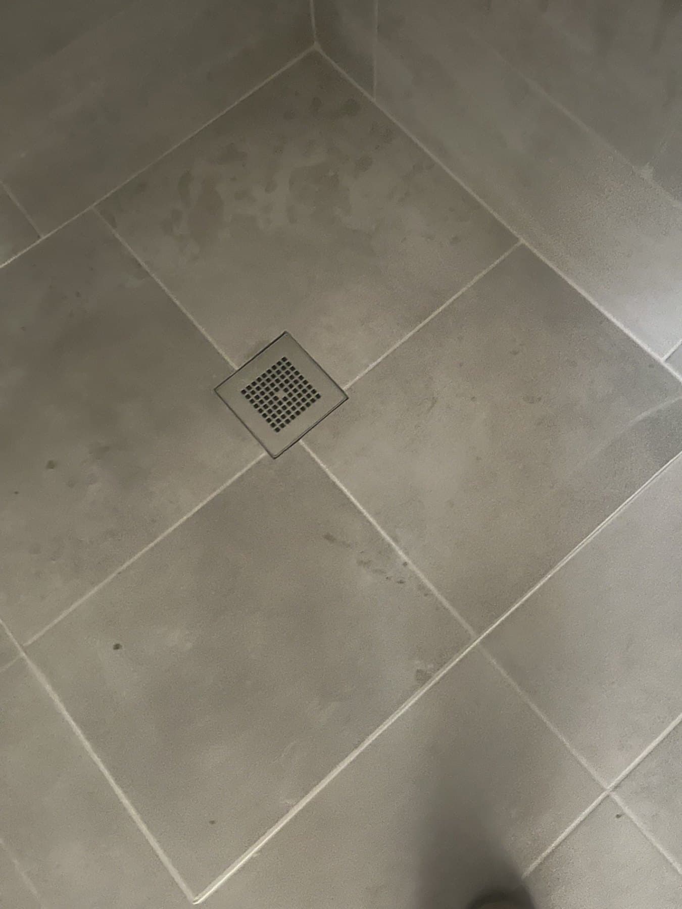 Salle de bain avec douche et WC carrelés