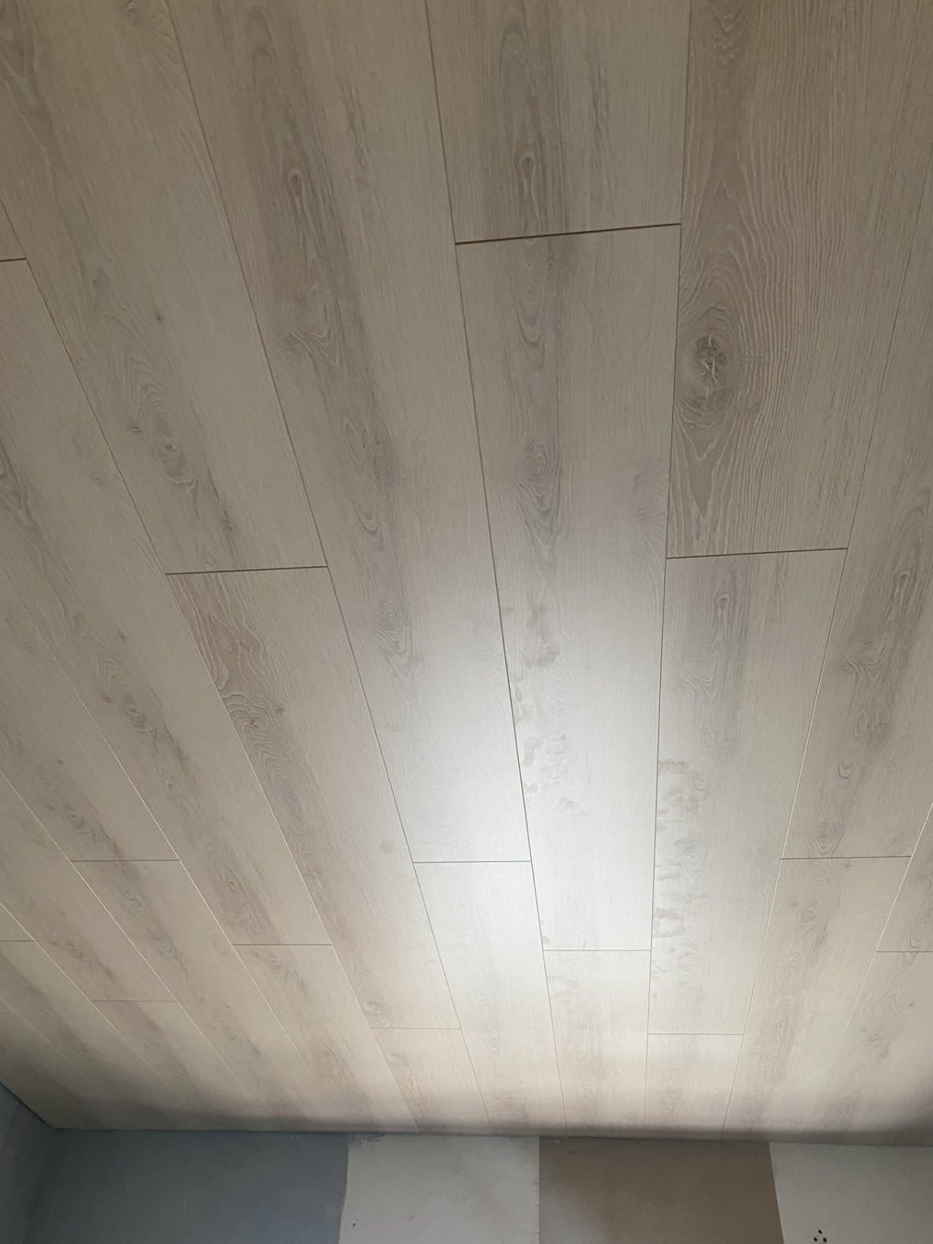 Plafond en lambris chêne clair en pièce humide