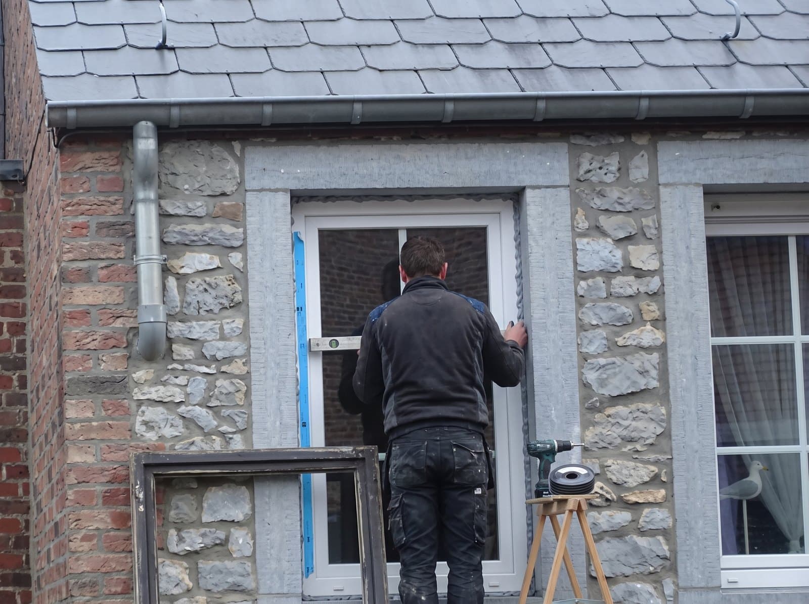 Châssis neuf posé par CP Renove dans une façade en pierre du Pays de Herve