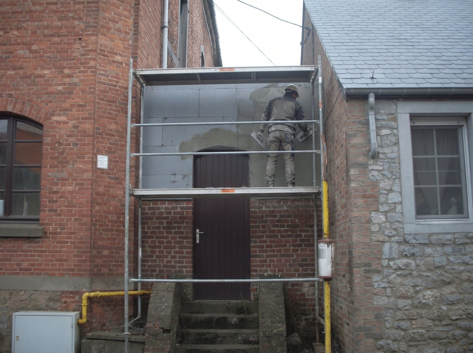 Pose d'isolant sur une façade en rénovation par l'équipe CP Renove