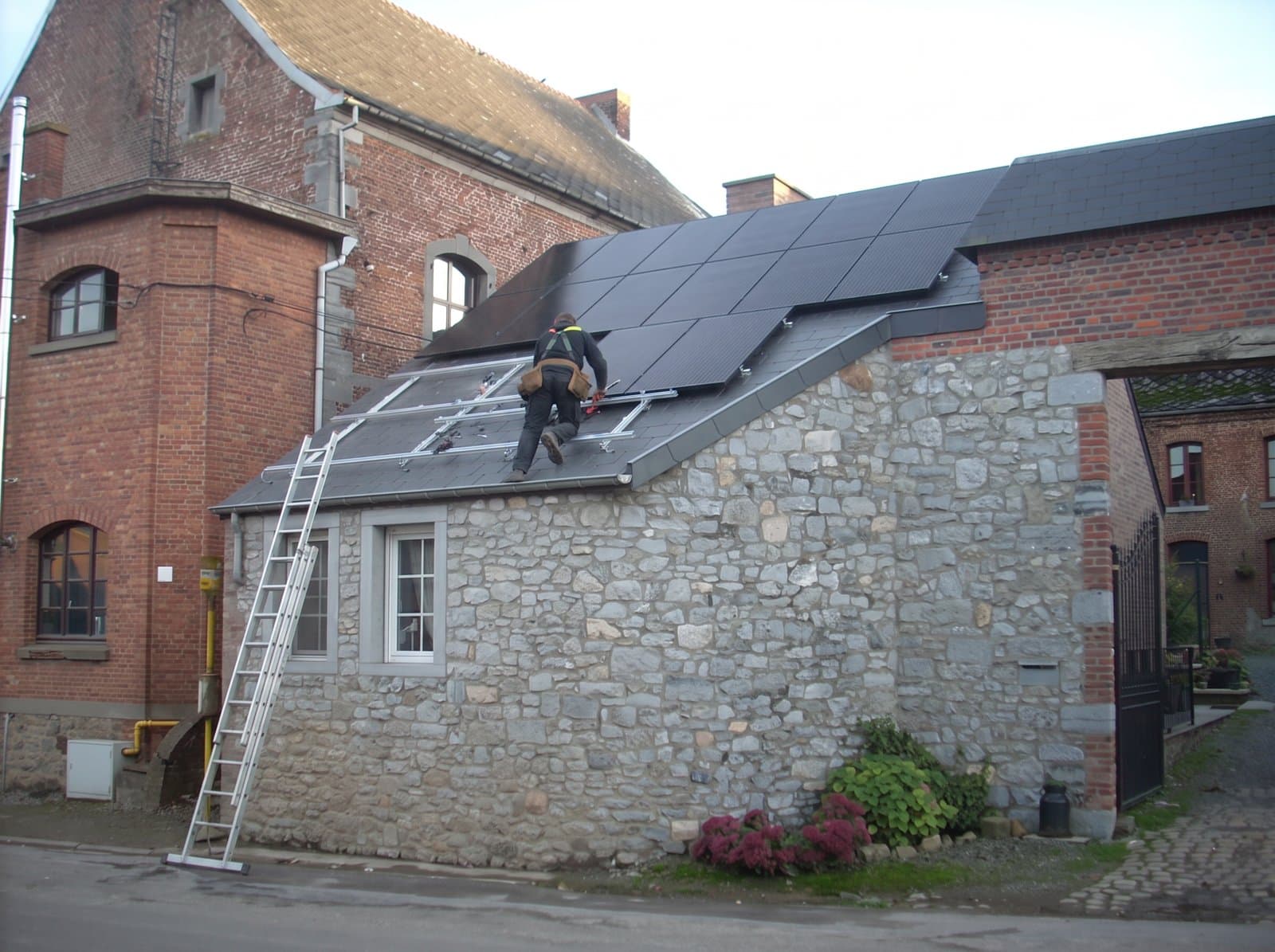 Panneaux solaires photovoltaïques posés par CP Renove sur une toiture