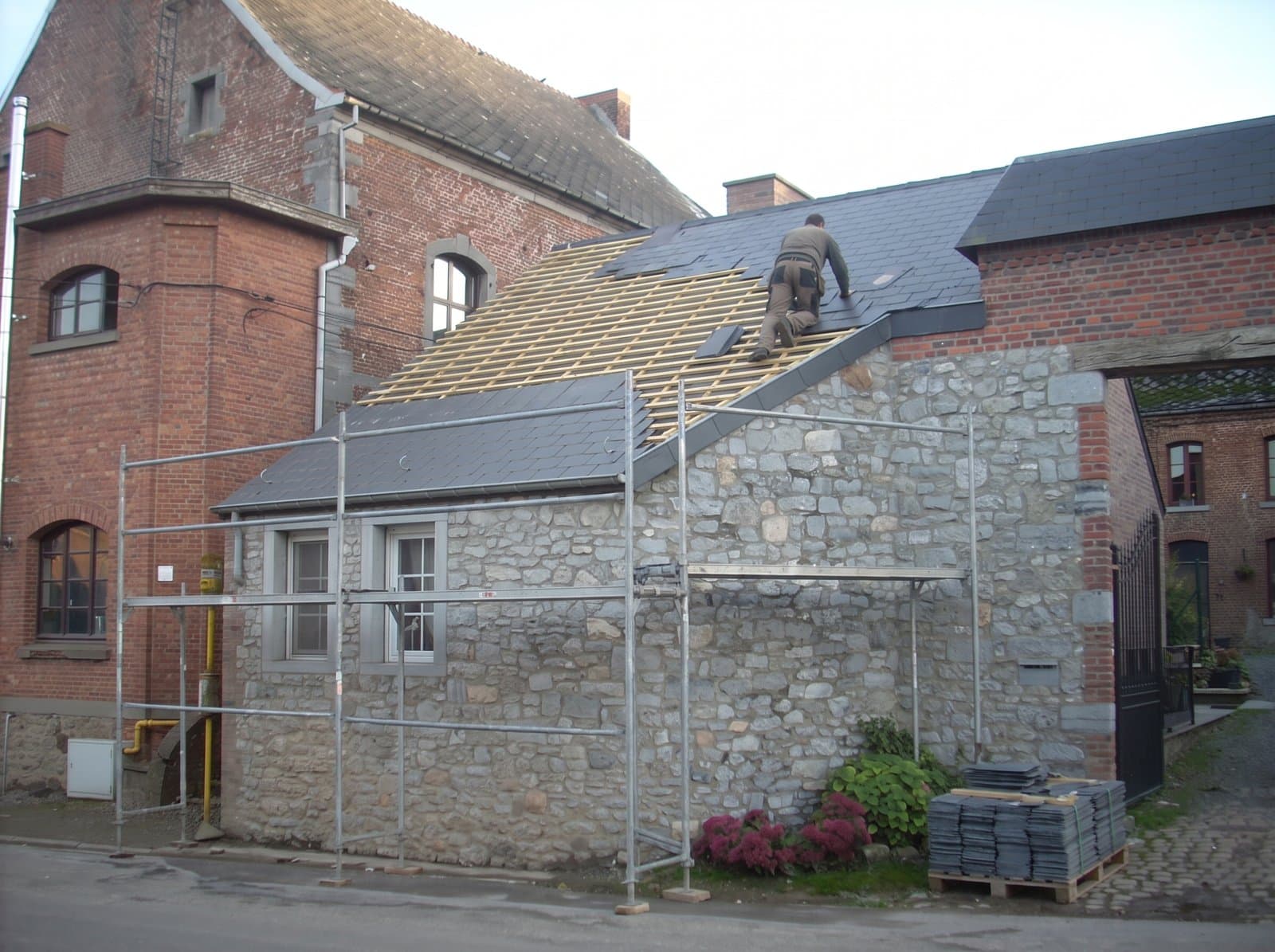 Toiture en ardoises rénovée par CP Renove sur une maison du Pays de Herve