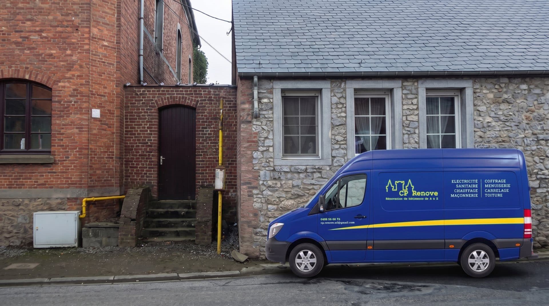 Camionnette CP Renove devant une maison en briques en rénovation