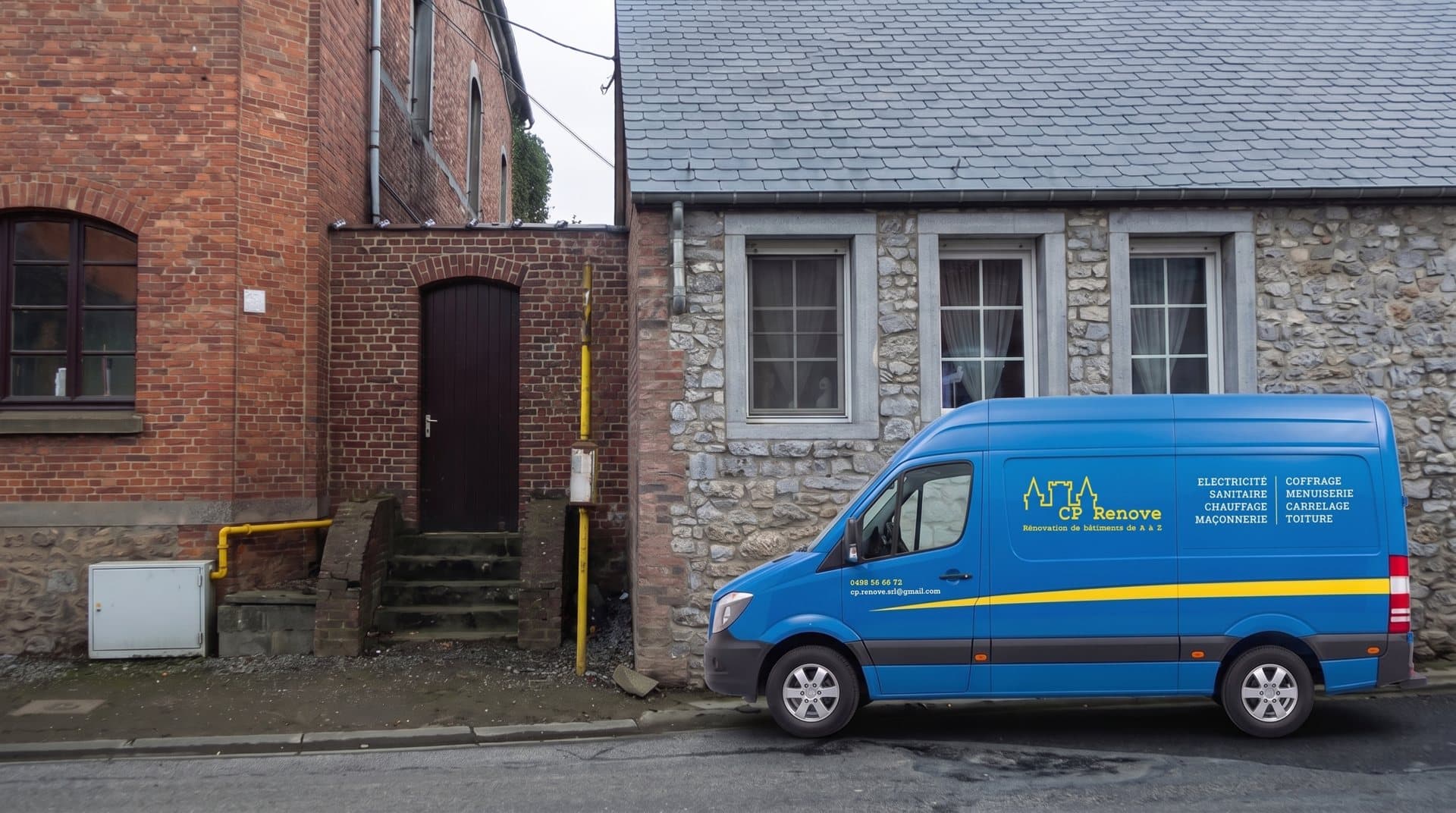 Camionnette CP Renove devant une maison en briques en rénovation
