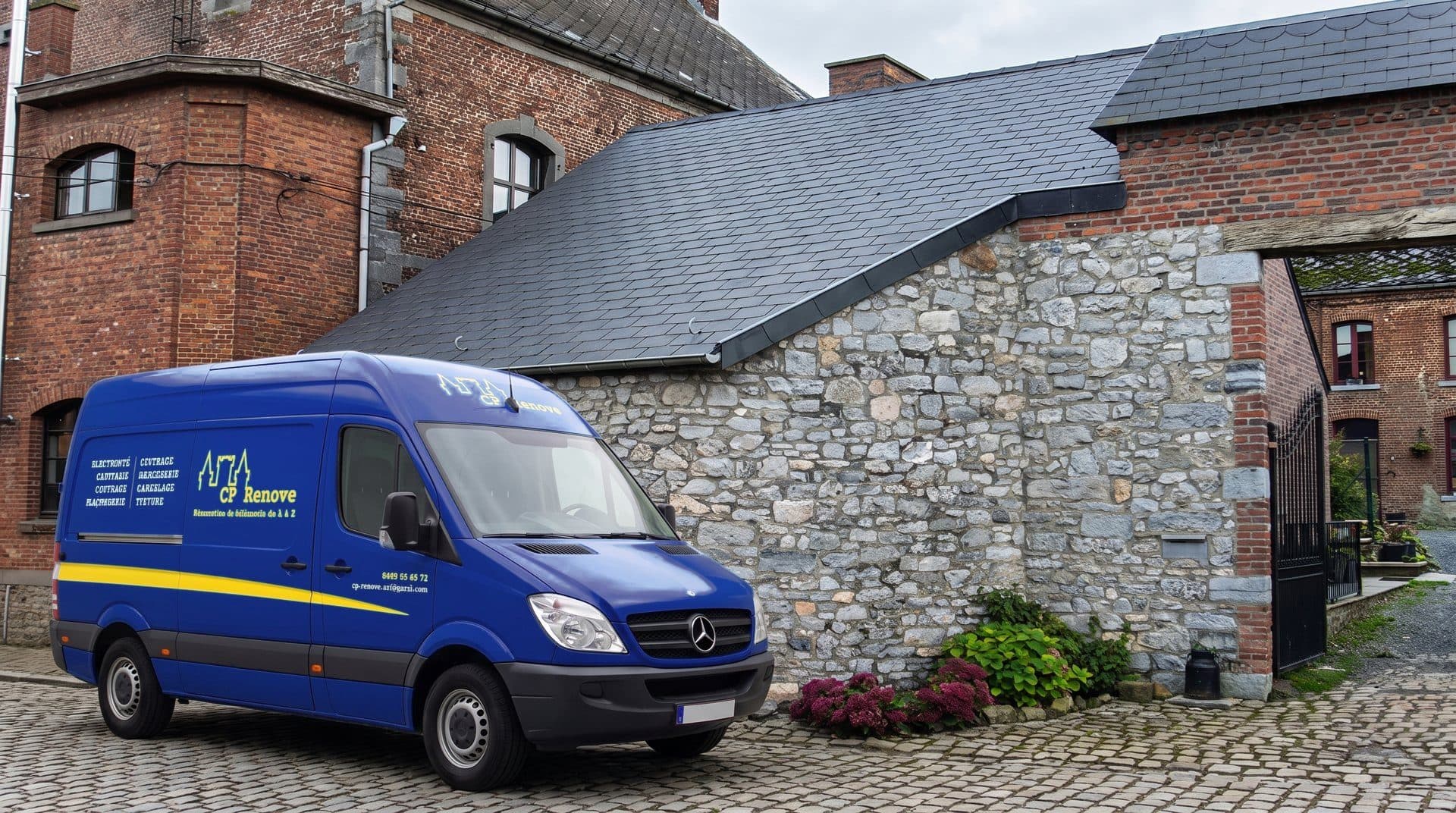 Camionnette CP Renove devant une ferme en moellons en cours de rénovation